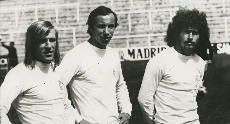 Mayo de 1975. Un trío que dio muchos éxitos al Real Madrid: Netzer, Roberto Martínez y Breitner.