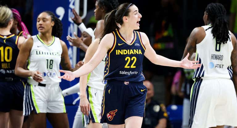 Cailtlin Clark durante su estreno con las Indiana Fever en un amistoso de pretemporada.