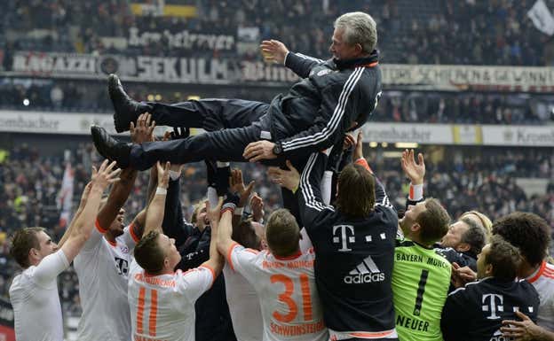 Heynckes, manteado por los jugadores del Bayern en su última etapa en el banquillo de Múnich.  AFP