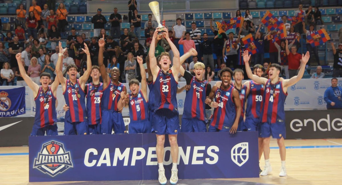 Kasparas Jakucionis celebra el título con el Barcelona.