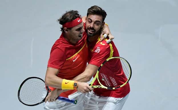 Nadal y Granollers celebran su victoria ante Argentina en la Davis 2019.  JAVIER SORIANO / AFP