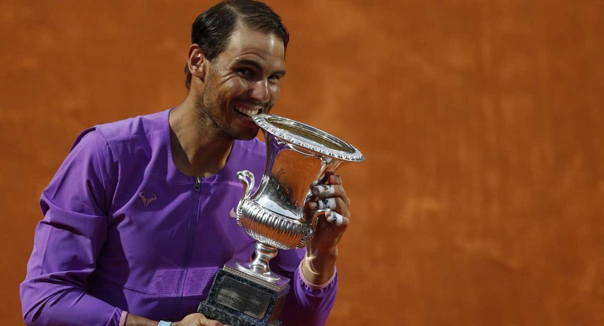 Rafa Nadal con el trofeo de Roma conquistado en 2021 ante Djokovic./Reuters