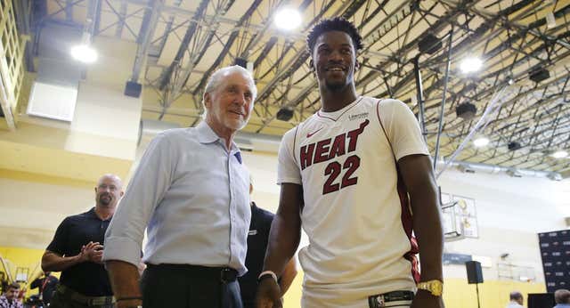 El tirón de orejas del mítico Pat Riley a Jimmy Butler: «Si no estás en pista, cállate»