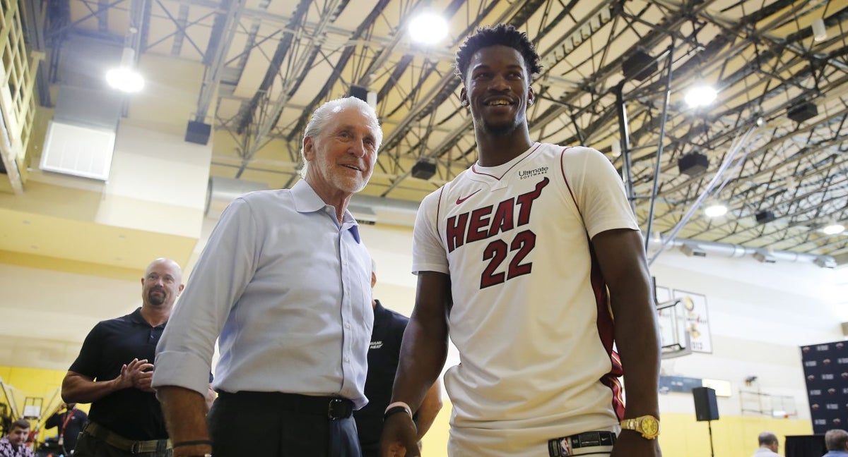 Imagen de archivo de Pat Riley y Jimmy Butler.