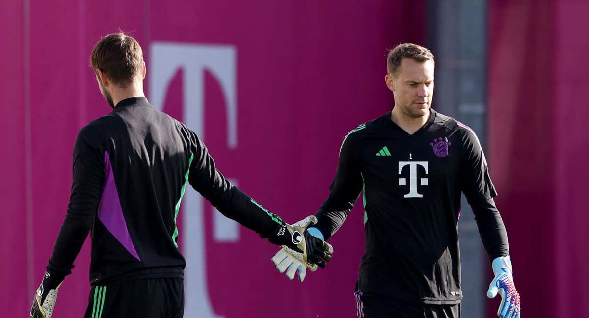 Manuel Neuer y su suplente, Sven Ulreich, durante un entrenamiento.  /