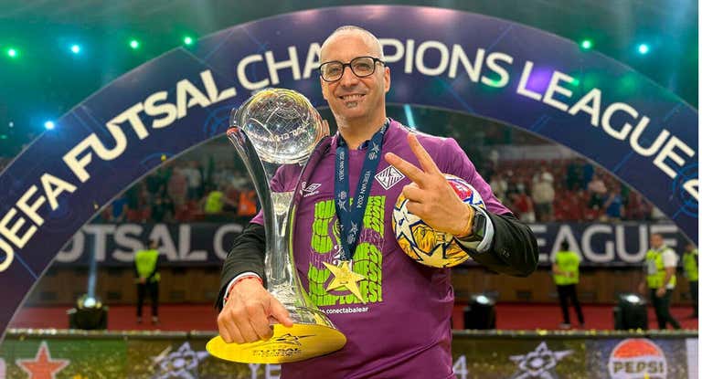 Antonio Vadillo celebra la consecución de la segunda UEFA Futsal Champions League en Ereván.