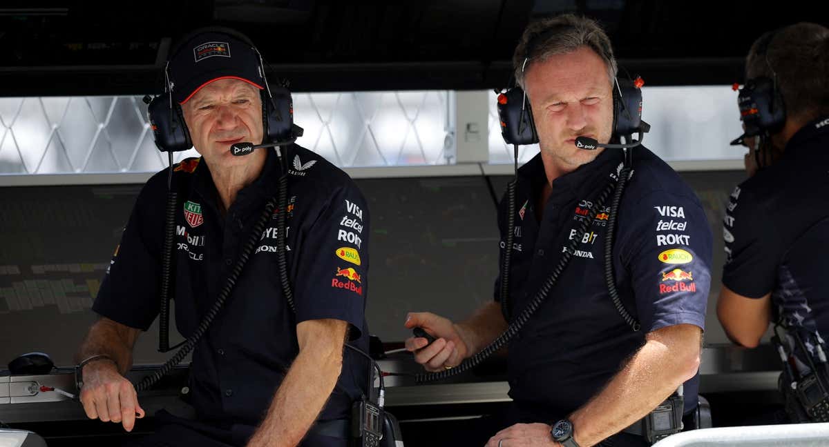 Adrian Newey y Christian Horner, en el pit lane.