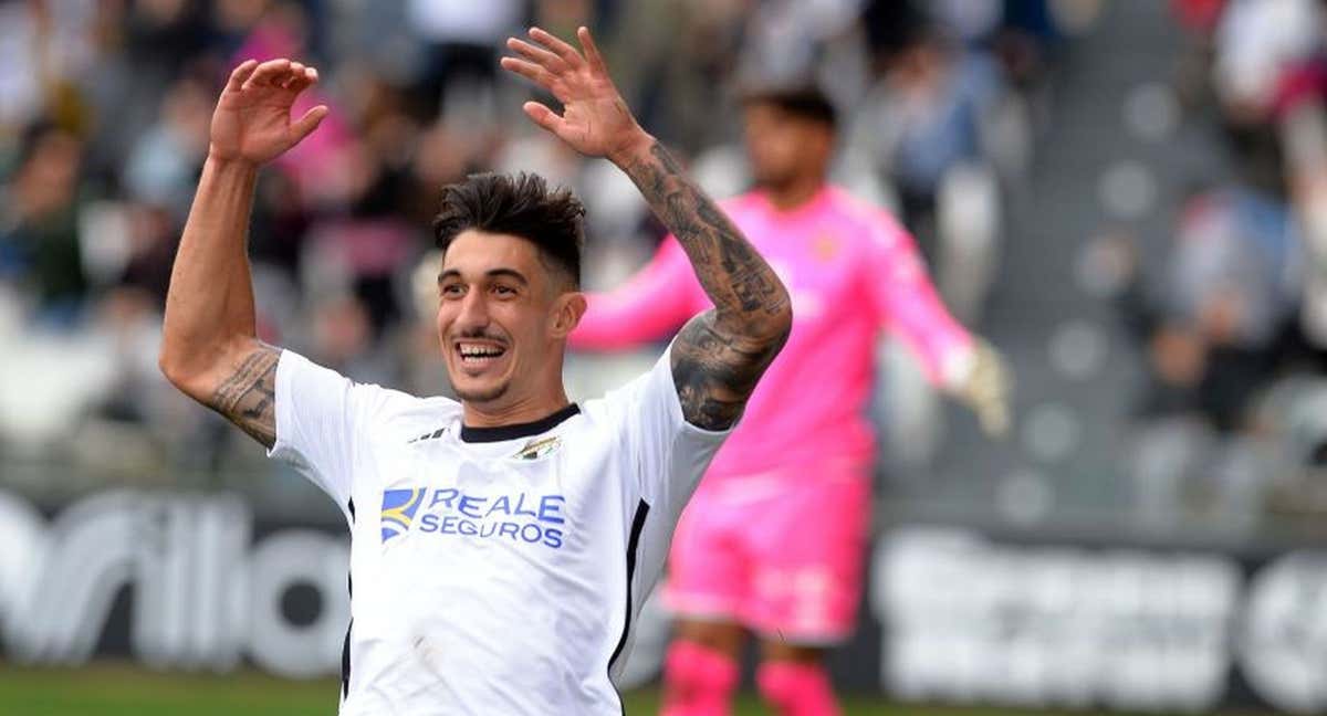 Álex Sancris celebra un gol en El Plantío.