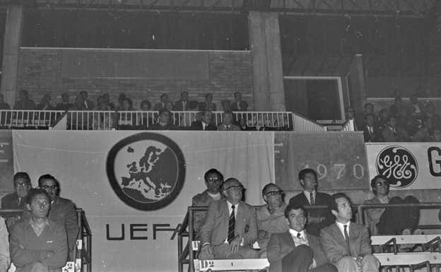 Otra imagen del palco de Montilivi con la pancarta de la UEFA.  Ajuntament de Girona. CRDI (Narcís Sans Prats)
