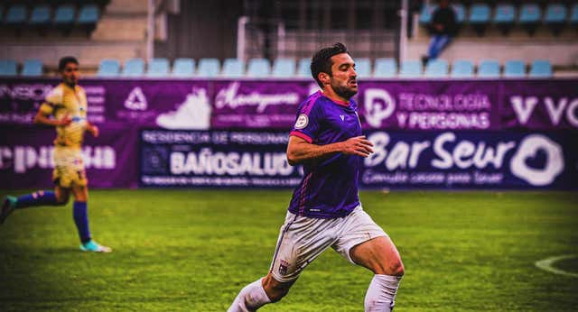 Pierde el derbi y se mete con el físico del árbitro… pero de la semana pasada: “Era más fácil saltarlo que rodearlo”