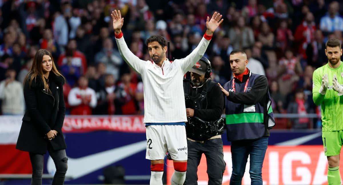 Raúl García homenajeado en el Metropolitano la jornada 33. /EFE