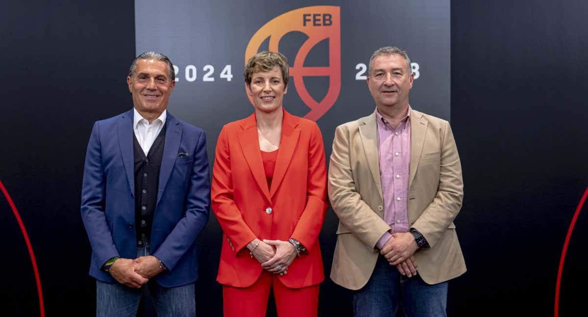 Elisa Aguilar, junto a los seleccionadores Sergio Scariolo y Miguel Méndez.
