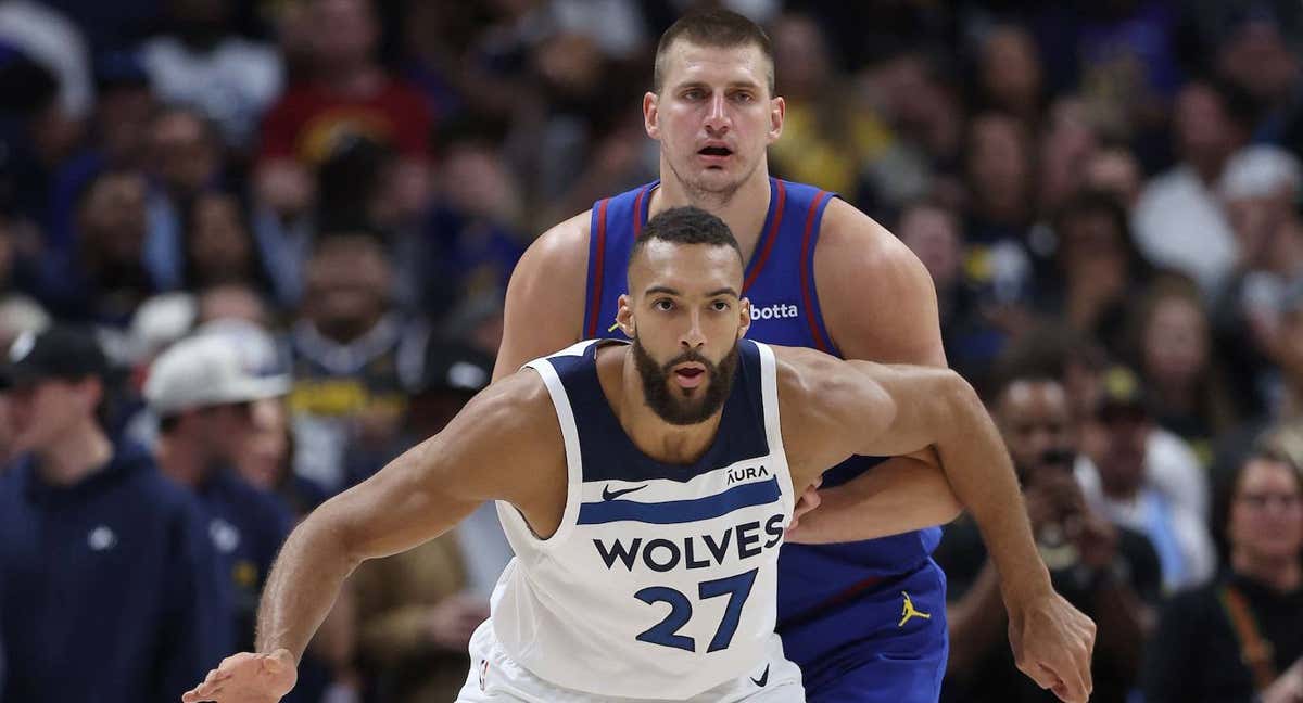 Rudy Gobert, con Nikola Jokic en un partido de playoffs.
