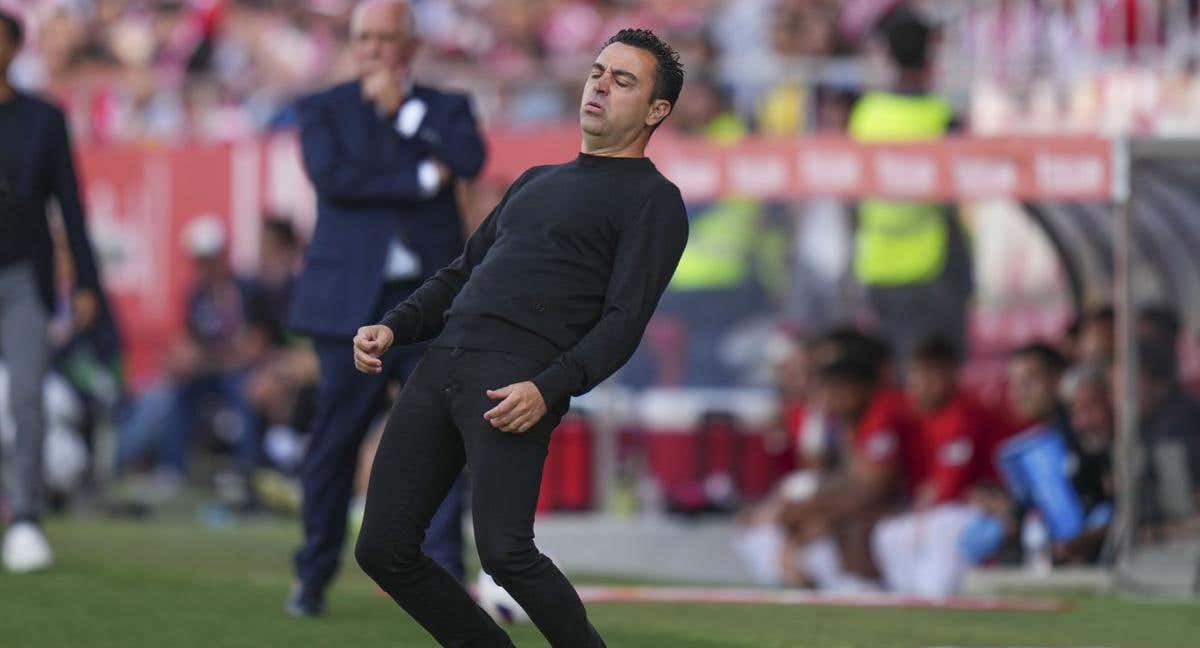 Xavi, durante el partido en Girona./EFE/Siu Wu