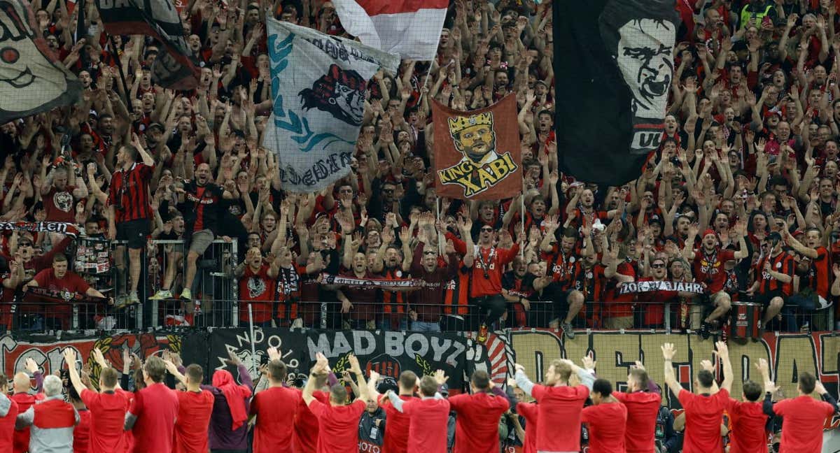 Xabi Alonso y sus jugadores festejan con el público el pase a la final.