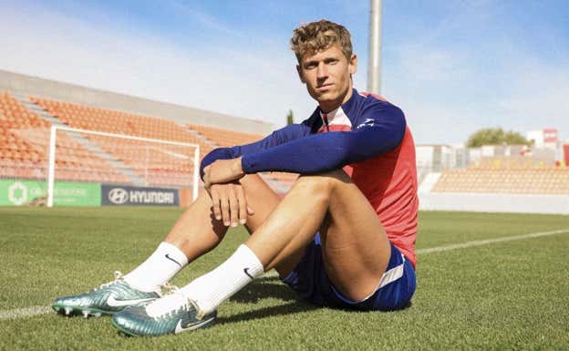 Marcos Llorente durante la sesión de fotos posterior a la entrevista.  ÁLEX CORRAL