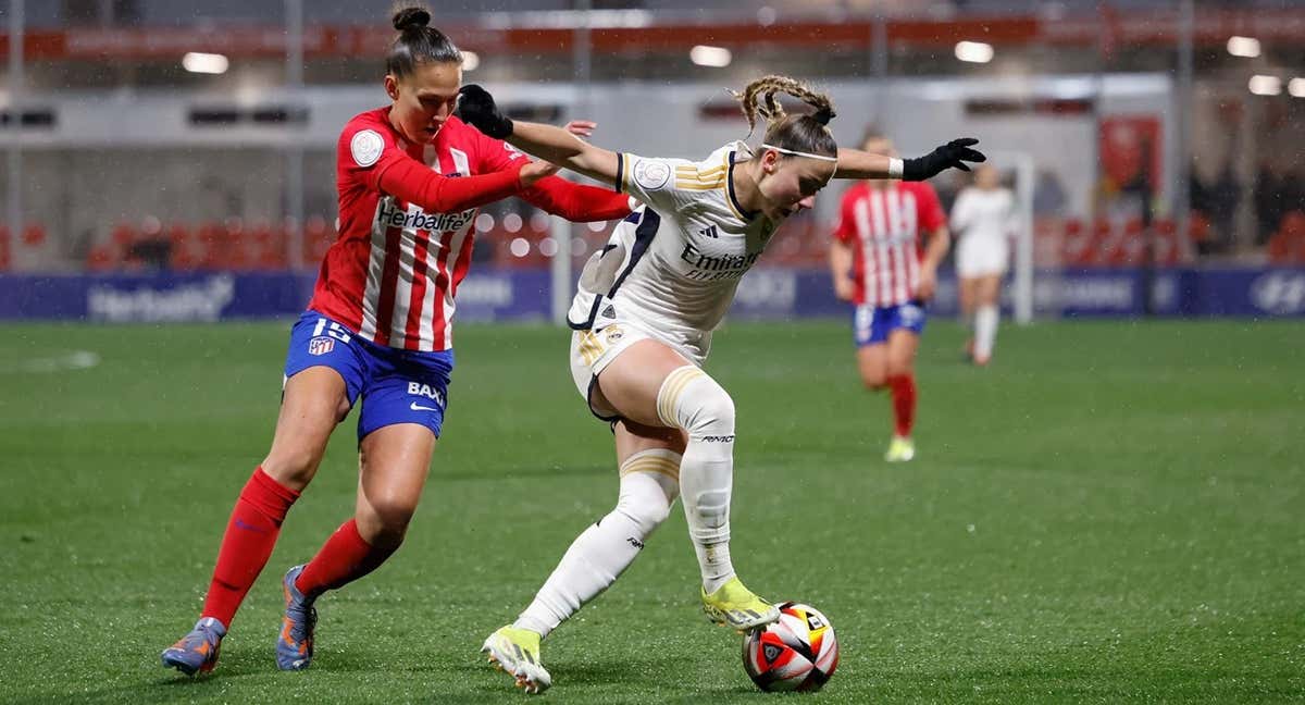 Athenea y Cinta durante un partido. /REAL MADRID FEMENINO