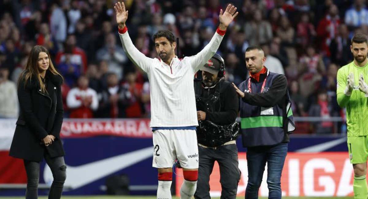 Raúl García ya recibió un homenaje en el Cívitas Metropolitano./EFE/Mariscal