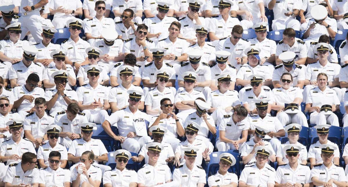La base naval de los Estados Unidos durante una ceremonia de graduación.