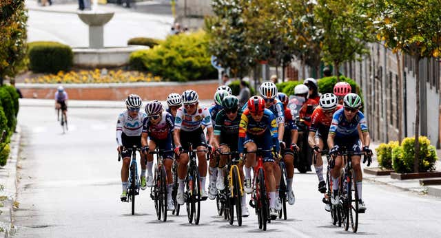 La Itzulia femenina parchea la curva donde Vingegaard casi tira por la borda su temporada