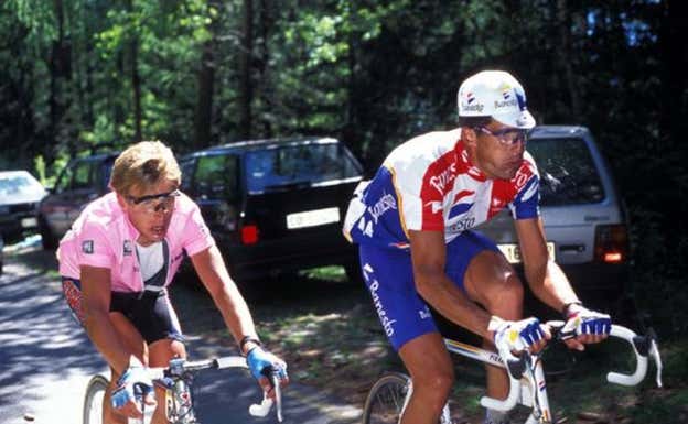 Eugeni Berzin, de rosa, rueda junto a Miguel Induráin en el Giro de 1994.