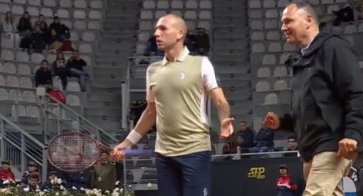 Dan Evans y Mohamed Lahyani, durante la discusión tras el bote de la polémica. /ATP TOUR