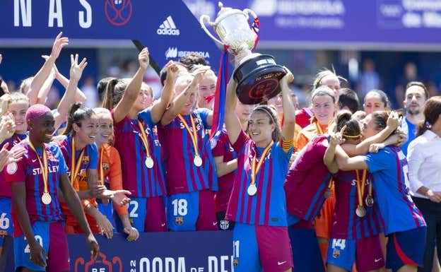 Alexia Putellas levantando la Copa.  EFE