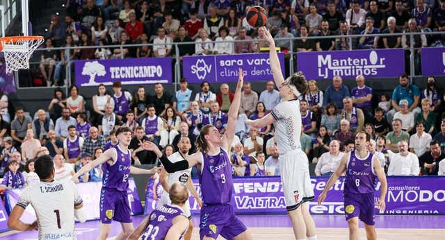 Obradoiro deja pie y medio en la ACB y pone al Granada al filo del abismo