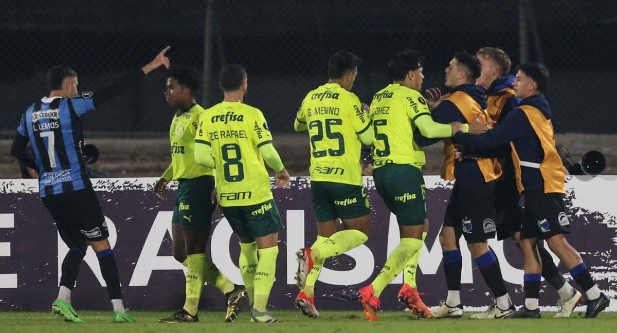 Momento de la tangana entre los jugadores de Liverpool y los de Palmeiras./Reuters