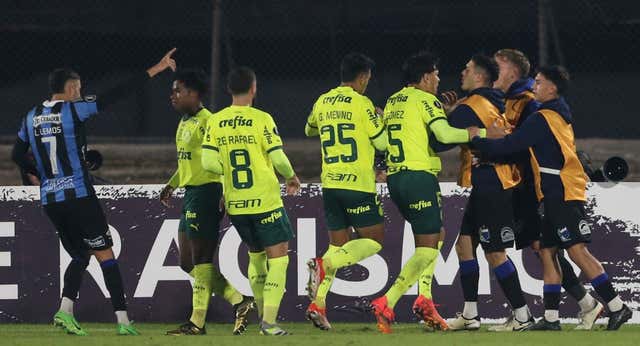 Endrick la lía en la Libertadores: asistencia, gol… y una celebración a lo ‘King Kong’ con polémica