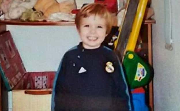 Inma, de pequeña, con una sudadera del Real Madrid.  FOTO CEDIDA A RELEVO