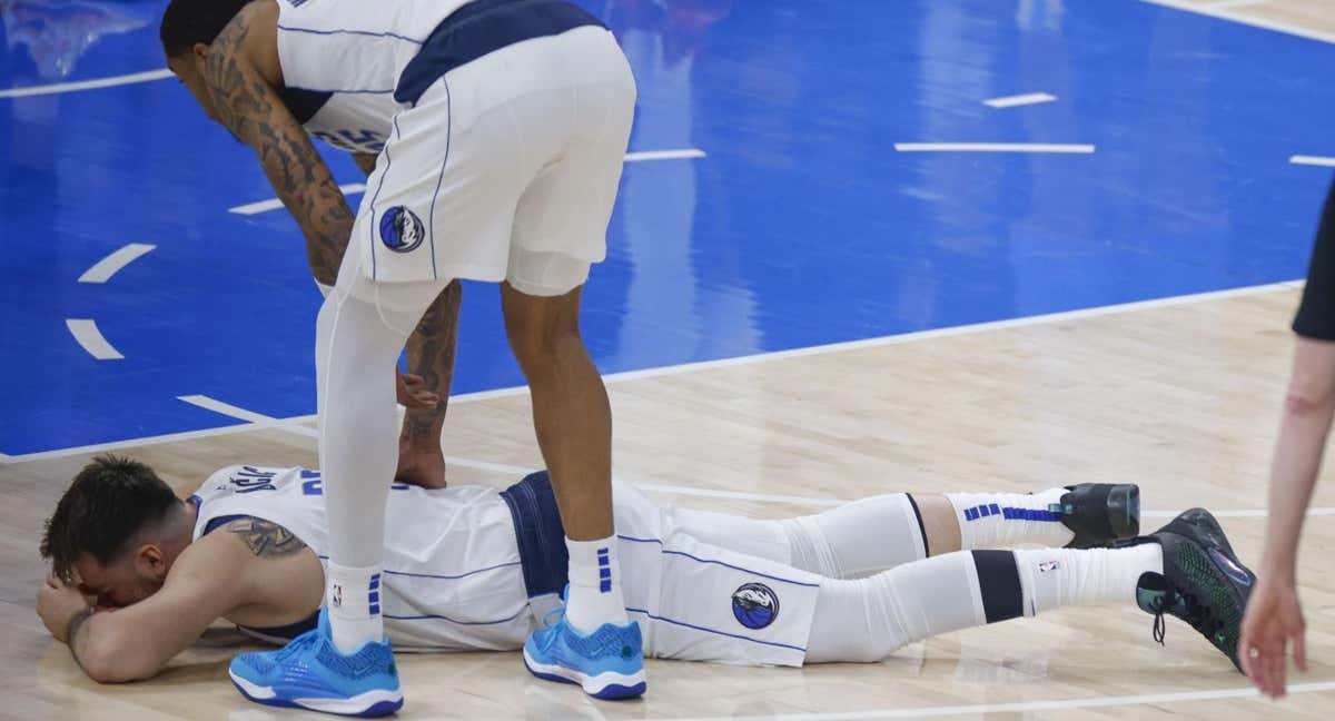 Luka Doncic, en el suelo, tras recibir un golpe ante los Thunder./Efe