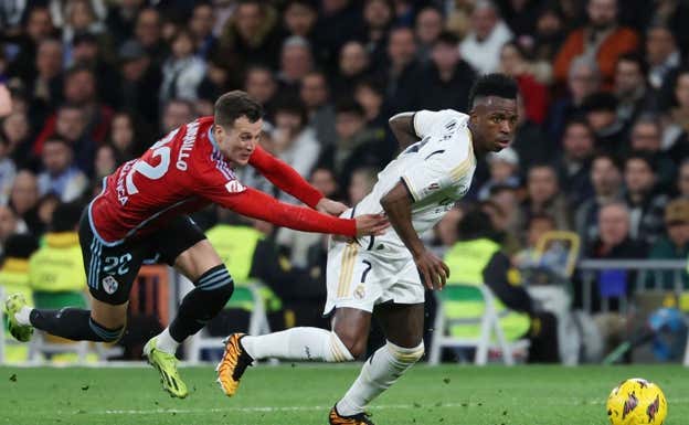 Manquillo durante el partido ante el Madrid en el Bernabéu.  AFP