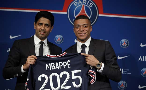 Al-Khekaifi y Mbappé cuando se oficializó su renovación.