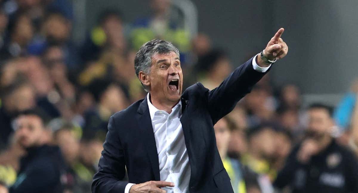 José Luis Mendilibar, dirigiendo a su equipo ante el Aston Villa.