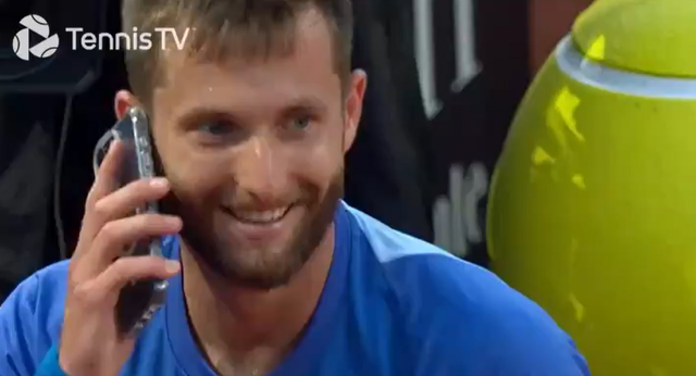 Djokovic no puede contener la risa ante el nuevo show de Moutet en pleno partido… ¡con su móvil!