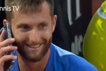 Djokovic no puede contener la risa ante el nuevo show de Moutet en pleno partido... ¡con su móvil!