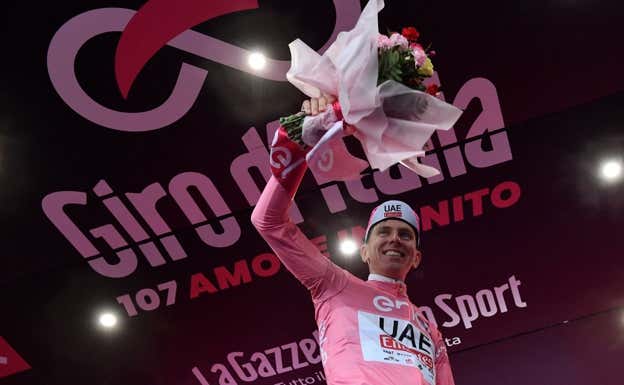 Pogacar, de rosa sobre el podio del Giro. EFE