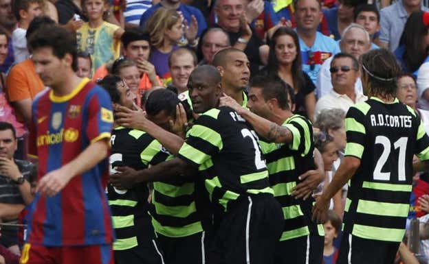 Los jugadores del Hércules celebran la victoria en el Camp Nou. REUTERS/ALBERT GEA