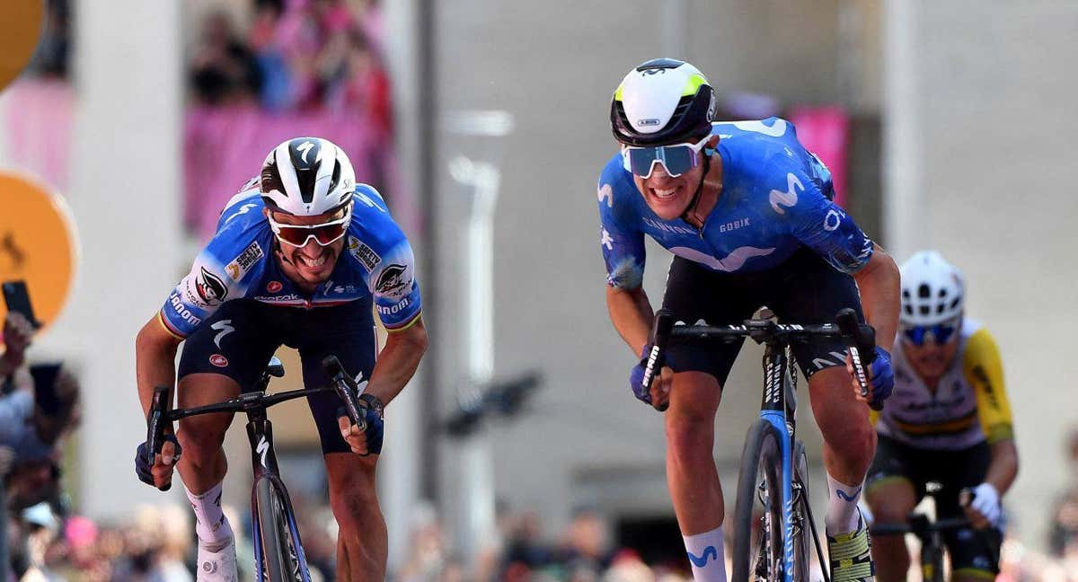 Pelayo Sánchez (d), uno de los cinco españoles presentes en el Giro de Italia, ganó la sexta etapa. /Reuters/Jennifer Lorenzini