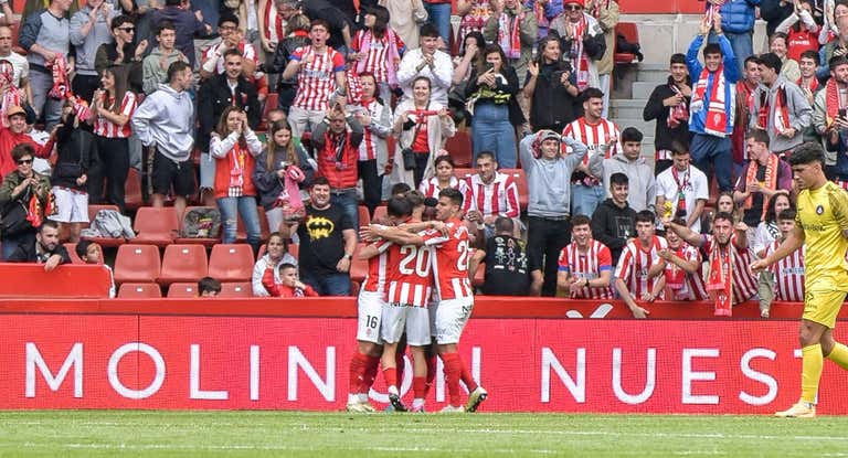 Jugadores del Sporting abrazándose tras el triunfo contra el Andorra.