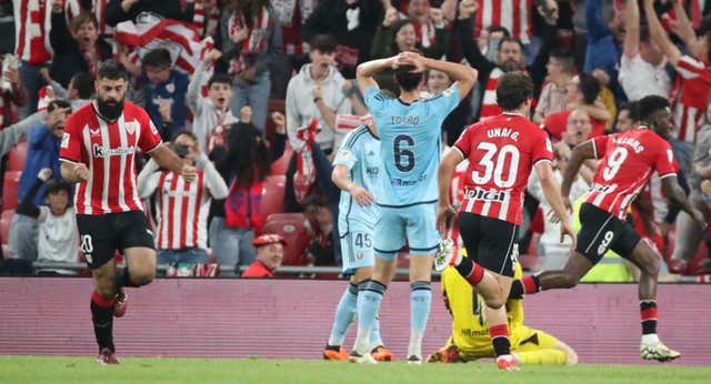 El orgullo de Villalibre salva el ‘invicto’ de San Mamés