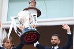 Una fiesta en el balcón con gritos de «Modric, quédate», canciones de Ancelotti y «el loco ya está aquí»