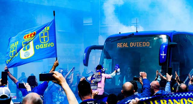 Varios aficionados del Oviedo zarandean el vehículo del colegiado en la previa del duelo ante el Zaragoza