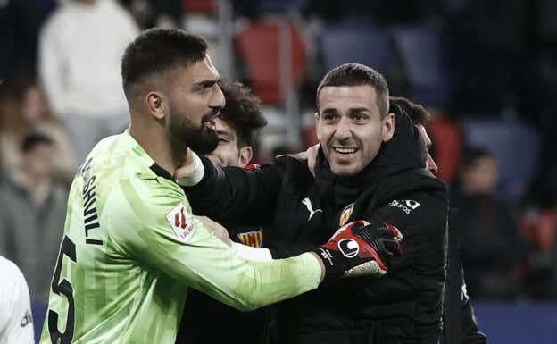 Mamardashvili celebra durante un partido. El del Valencia es un nombre que gusta en el Metropolitano.  EFE