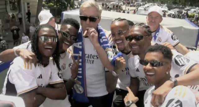 ¿Qué ocurrió en el bus descapotable del Real Madrid? Ancelotti repite su foto más icónica, los mensajes entre Bellingham y Vinicius…