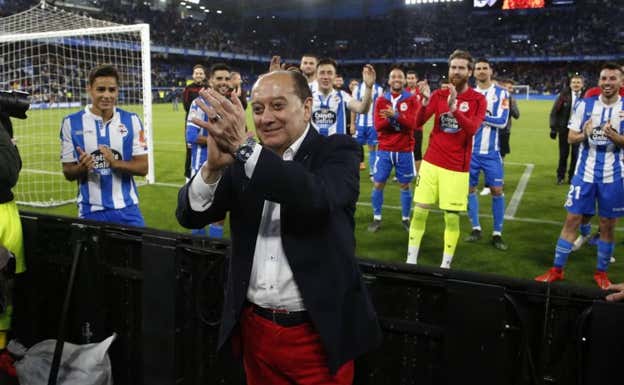 Barritos aplaude al público de Riazor.  RC DEPORTIVO