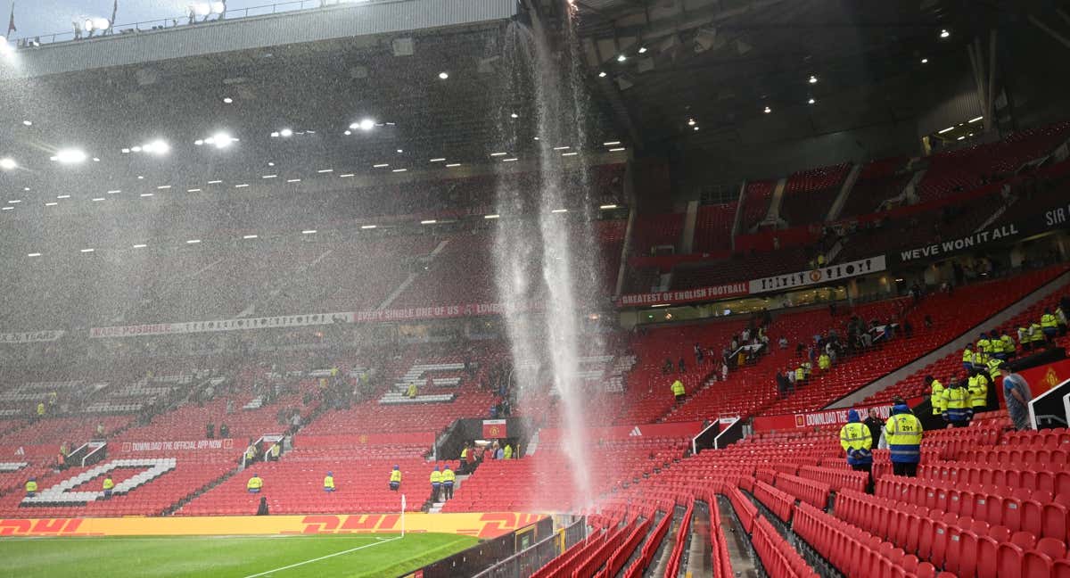 Una cascada de agua de lluvia cayó desde el techo de Old Trafford./Getty Images