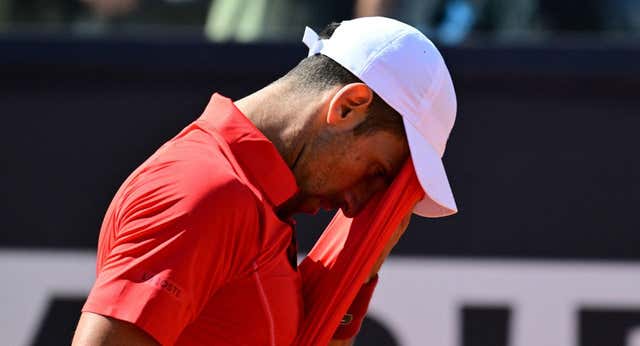 Djokovic se la pega y no descarta que haya sido por el botellazo: «Sentí náuseas, mareos, sangre…»