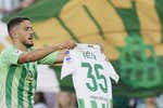 El Betis aprovecha los regalos del Almería para homenajear a Félix y acariciar Europa
